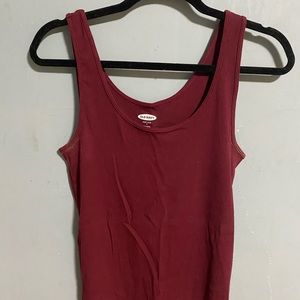 4 old navy tank tops that are unworn
